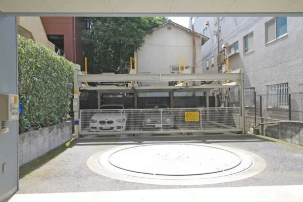 ファミール西麻布ベルファースの駐車場