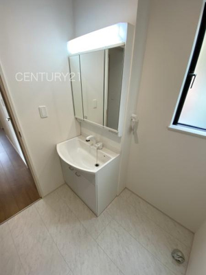 【独立洗面台】 | 前橋市三河町一丁目22 A号棟 | 三面鏡付きの洗面台には鏡の裏に収納があり、すっきり片付けられます。
洗髪も可能な伸縮機能つきシャワーヘッドです。