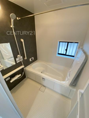 【浴室】 | 前橋市三河町一丁目22 A号棟 | ゆったりと寛げる大型バスタブ。
足を伸ばしたまま入浴可能です。
浴室乾燥機付きで天候が悪い日でも洗濯をして衣類を乾燥させることができます。