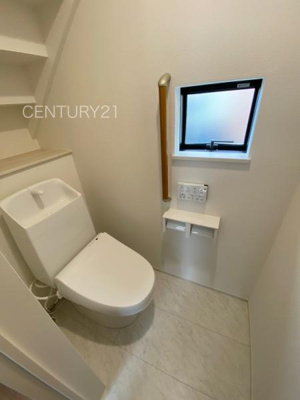 【トイレ】 | 前橋市三河町一丁目22 A号棟 | １階トレイです。
温水シャワー洗浄機能付きです。
手摺り付きです。