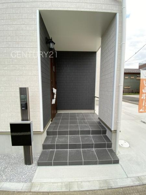 【玄関】 | 前橋市三河町一丁目22 A号棟 | スマートキー付きの玄関。
鍵を探すことなくドアの開閉が可能です。
郵便物を守る鍵付きポストです。
インターホンは録画機能付きで防犯面に優れます。