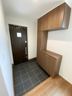 【玄関】 | 前橋市三河町一丁目22 A号棟 | シューズボックス付きの玄関です。
上部も収納付きで多くの収納が可能です。