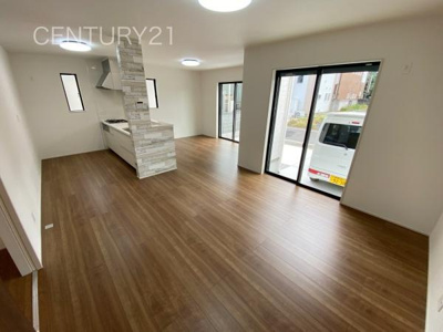 【居間・リビング】 | 前橋市三河町一丁目22 A号棟 | 大きいソファーがおける広々リビング