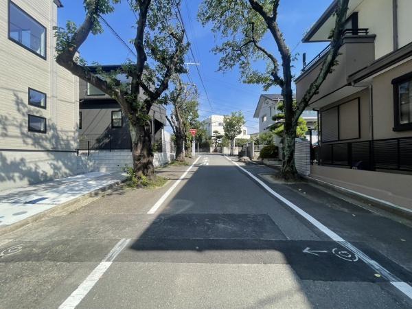 横浜市戸塚区平戸町の新築一戸建の前面道路含む現地写真|車通りが少ない為、小さなお子様にも安心です。
是非一度、現地へ起こしください。

