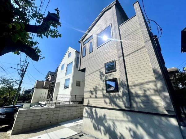 横浜市戸塚区平戸町の新築一戸建の前面道路含む現地写真|車通りが少ない為、小さなお子様にも安心です。
是非一度、現地へ起こしください。

