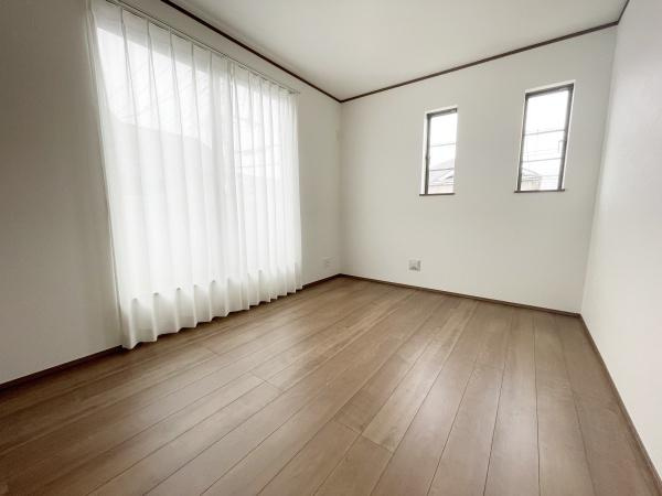 【洋室】 | 日当たりが良く気持ちの良い居室です♪