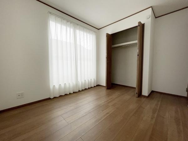 川崎市宮前区東有馬３丁目の新築一戸建の洋室|居室に収納スペースあります