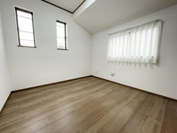 川崎市宮前区東有馬３丁目の新築一戸建の洋室|白とナチュラルの落ち着いたカラーセレクトです
