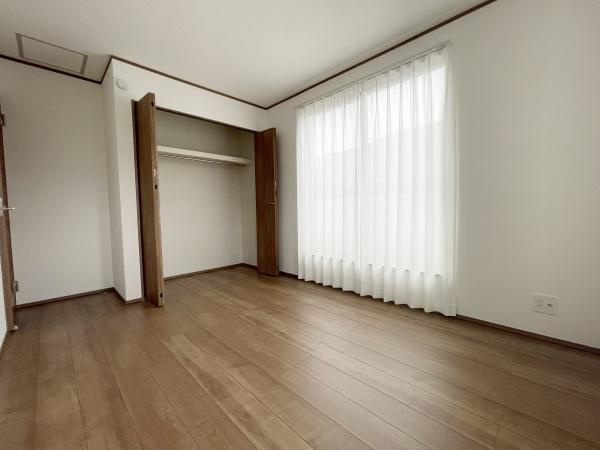 川崎市宮前区東有馬３丁目の新築一戸建の洋室|心地よい日差しと風が気持ちの良い居室には収納もたっぷりです♪