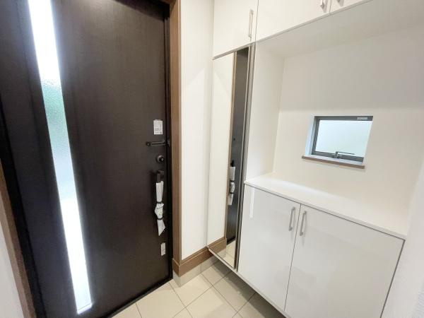 川崎市宮前区東有馬３丁目の新築一戸建の玄関|玄関回りも綺麗にまとまっています