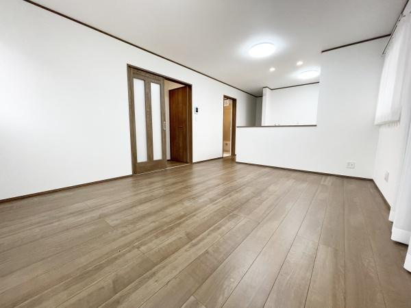 【居間・リビング】 | リビングは明るく広々としていて開放感のある雰囲気です