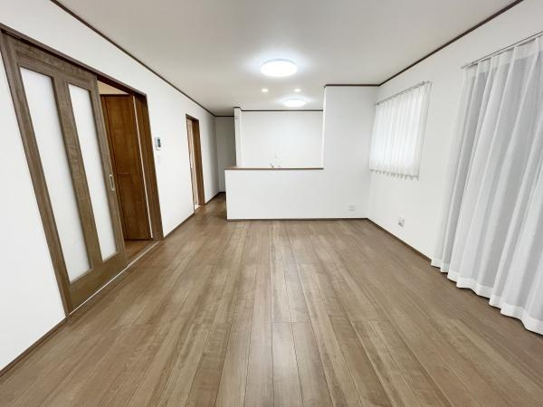 川崎市宮前区東有馬３丁目の新築一戸建の居間・リビング|キッチンからリビングダイニングまで見渡せて、ご家族のコミュニケーションも取りやすい間取りです