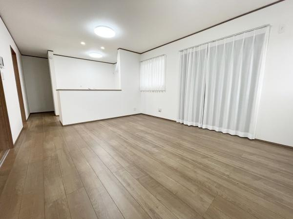 川崎市宮前区東有馬３丁目の新築一戸建の居間・リビング|白が基調の清潔感のあるリビング
