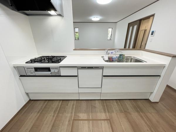 川崎市宮前区東有馬３丁目の新築一戸建のキッチン|キッチンスペースは広々しており、調理の効率が上がる３口コンロで家事もはかどります♪