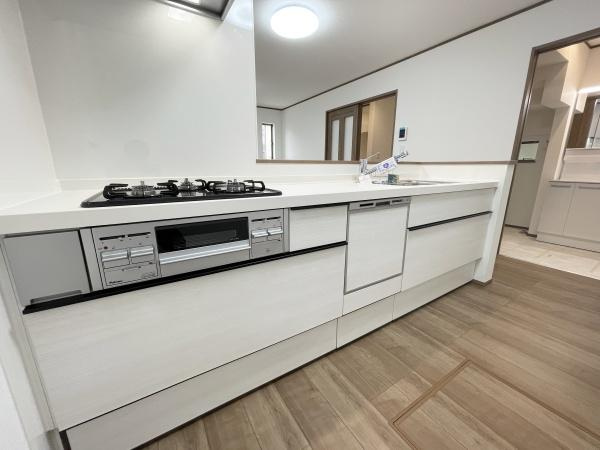 川崎市宮前区東有馬３丁目の新築一戸建のキッチン|すっきりとしたデザインのキッチンです。収納スペースが多く調理器具や食器も整理しやすい仕様です。ガスコンロやシンクも広く使いやすい配置となっています。