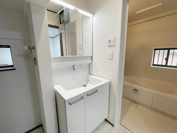 川崎市宮前区東有馬３丁目の新築一戸建の独立洗面台|十分な大きさの洗面台は収納力大。身だしなみチェックや歯磨きなど、朝の慌ただしい時間でも余裕とゆとりを感じられます♪
