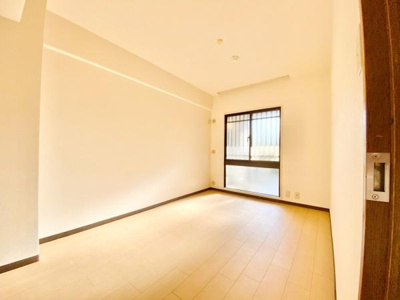 【洋室】 | コスモヒルズ北野田 | 木目のフローリングが暖かみのある室内に。明るい寝室で心地のいい朝を迎えられそう。