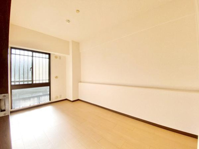 【洋室】 | コスモヒルズ北野田 | 全居室には収納を完備！普段使いのお洋服や小物はもちろん、季節物のお洋服などもしっかりと整理整頓おしまい頂けます。居室空間をより広く隅々までお使いいただけますね♪