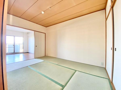 【和室】 | コスモヒルズ北野田 | LDKと隣接した6畳の和室。
お子様の遊び部屋・お昼寝スペースとして使うのもオススメです♪