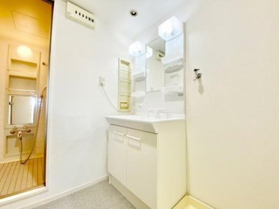 【独立洗面台】 | コスモヒルズ北野田 | ゆとりの洗面スペースで朝の身支度も快適スムーズに。髪のセットやお化粧もストレスなくこなせ、朝から気分良く通勤通学に向かえそうですね！