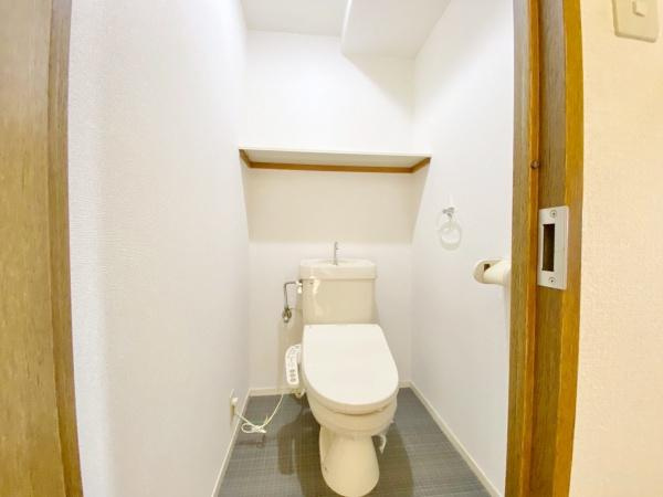 【トイレ】 | コスモヒルズ北野田 | 節水型でエコなトイレには、今では当たり前のウォシュレット付き。便座を温める機能付き！