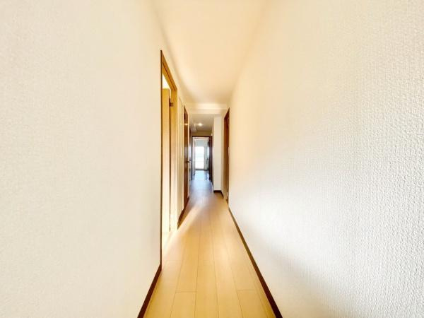 【内装】 | コスモヒルズ北野田 | 上質感漂う玄関へのアプローチ。居住者の帰り、訪れる方を優しく迎える・安らぎに満ちた生活空間を予感させる。健やかな暮らしを楽しめそう
