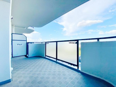 【バルコニー】 | コスモヒルズ北野田 | テーブルと椅子を出して食事したり、趣味のガーデニングを楽しんだり。子どもと一緒にちょっとしたアウトドア感覚で活用することも可能です♪