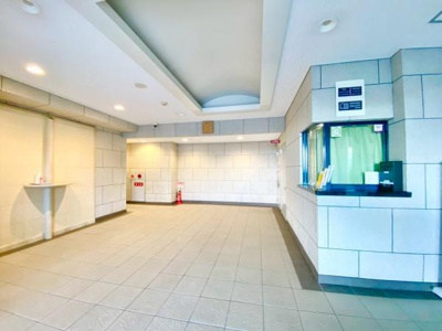 【エントランス】 | コスモヒルズ北野田 | オートロック等セキュリティも充実！！エントランス横には管理人さんも待機しております♪