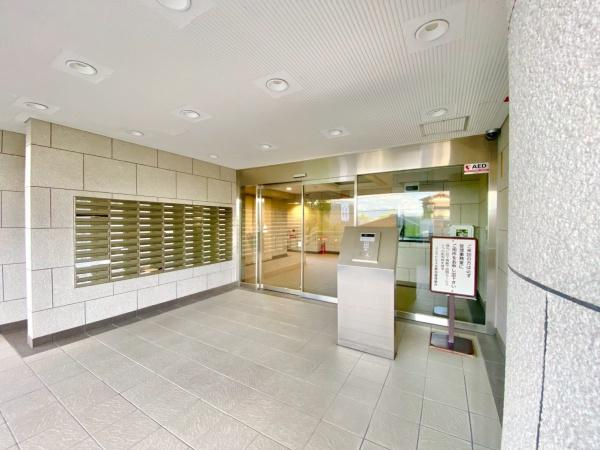 【エントランス】 | コスモヒルズ北野田 | 流行に左右されず、将来にわたって価値が継続する「上質」な佇まい。おしゃれな雰囲気や自然の潤い、親しみやすさといった暮らしを豊かにしてくれる住空間です。