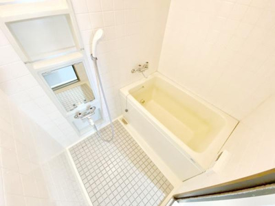 【浴室】 | コスモヒルズ北野田 | 日頃の疲れを癒すにはもってこいの落ち着いた雰囲気のバスルームになります♪