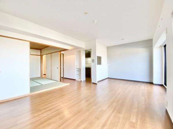 【居間・リビング】 | コスモヒルズ北野田 | 家族の笑い声が聞こえてきそうな大空間♪大きめのLDKはそれだけで心が和みます。家族揃ってリビングで過ごすお休みの日が、楽しみになる場所となることでしょう。