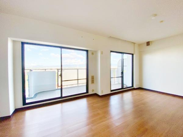 【居間・リビング】 | コスモヒルズ北野田 | 室内にいても、たっぷりの陽光と爽やかな風を感じて頂ける、開放感あふれるリビングです。
ご家族と穏やかに過ごす、心地の良い時間が流れます。