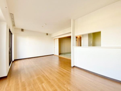 【居間・リビング】 | コスモヒルズ北野田 | ご家族の対話を重視したリビング！『ただいま！』『おかえり！』の声がいつも聞こえて安心です♪ 