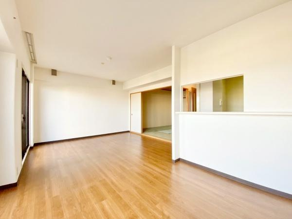 【居間・リビング】 | コスモヒルズ北野田 | ご家族の対話を重視したリビング！『ただいま！』『おかえり！』の声がいつも聞こえて安心です♪ 