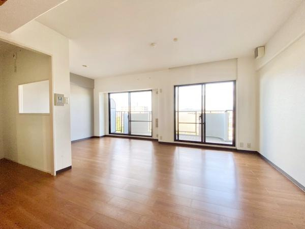 【居間・リビング】 | コスモヒルズ北野田 | ここにはみんなが集い、食事と楽しい会話が始まる。話に夢中になりすぎて、ついつい時を忘れてしまう。そんな束の間の幸せを感じさせてくれる場所。