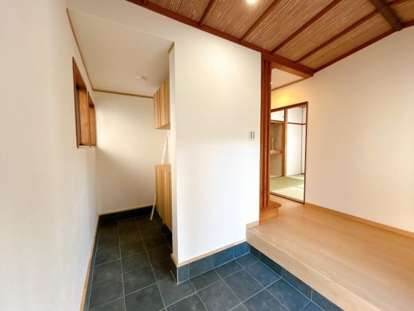 出雲市湖陵町三部　中古戸建の玄関