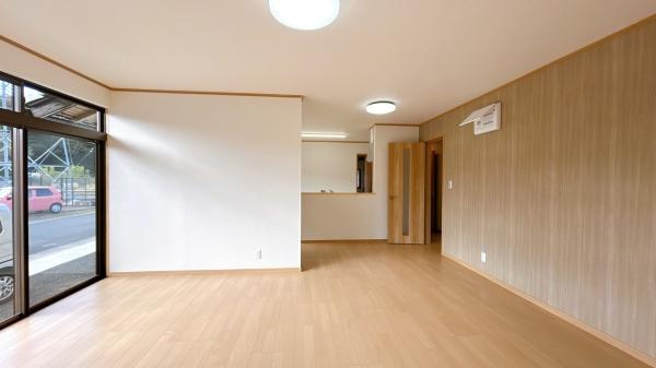 出雲市湖陵町三部　中古戸建の居間・リビング