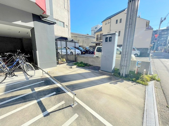 グランパシフィック十三元今里の駐車場