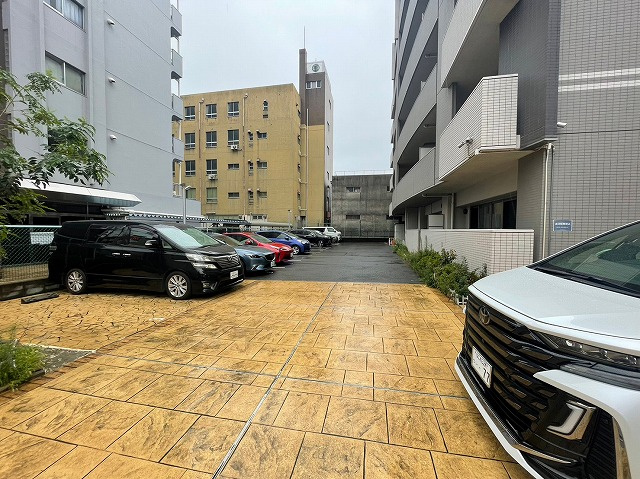 ルーセント菅原の駐車場