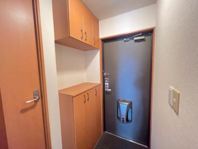 【玄関】 | ロイヤルヒルズ青山 | 玄関