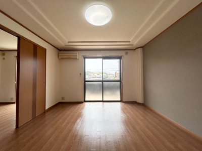 【居間・リビング】 | アベニール中島 | 13帖のLDK　壁全張替え済み