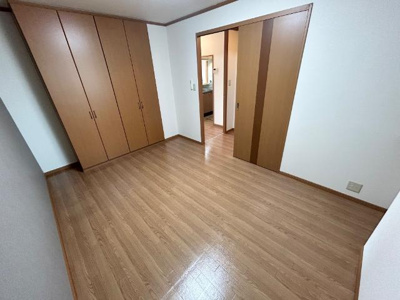 【内装】 | アベニール中島 | 玄関横の6.4帖洋室　寝室に