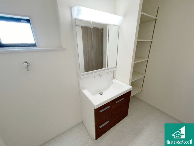 津市芸濃町椋本　第23期　新築一戸建ての独立洗面台|清潔感のある洗面台です。フラットな鏡は掃除がしやすく毎日清潔！鏡裏には収納があるのでスッキリとした洗面台が保てます。
