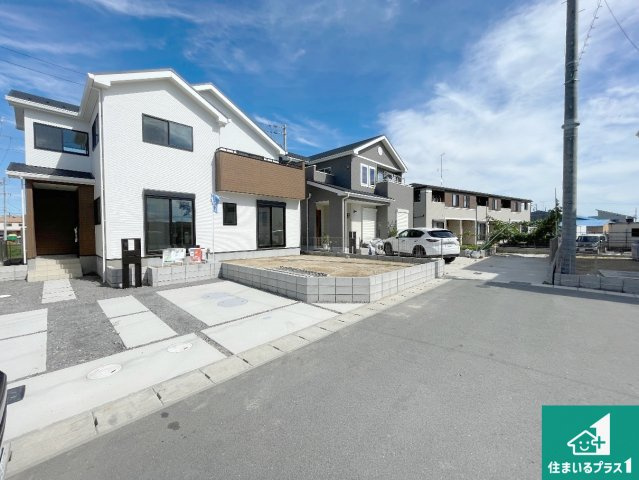 津市芸濃町椋本　第23期　新築一戸建ての前面道路含む現地写真|周辺は閑静な住宅街！前面道路広々で車の出し入れも便利です。駐車が苦手な方でも安心して車庫入れできます！