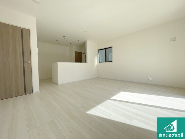 津市芸濃町椋本　第23期　新築一戸建ての居間・リビング|シンプルなリビングは、観葉植物等のインテリアを楽しめますね！パパ好みにも、ママ好みにも家具次第で雰囲気を変えることができます！