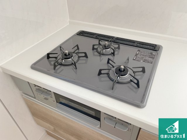 津市芸濃町椋本　第23期　新築一戸建ての設備|ダブル高火力Ｓｉセンサー付きコンロ！３口あるので、まとめて料理をする時も大活躍！
