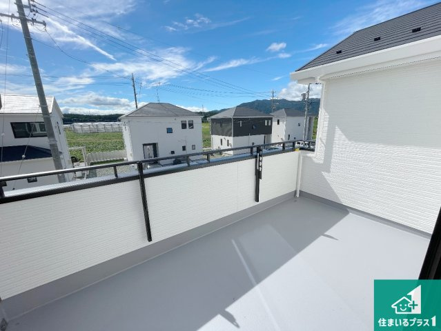 津市芸濃町椋本　第23期　新築一戸建てのバルコニー|南側に面したバルコニーですので明るい日差しを取り込み洗濯物をしっかり乾かしてくれます。