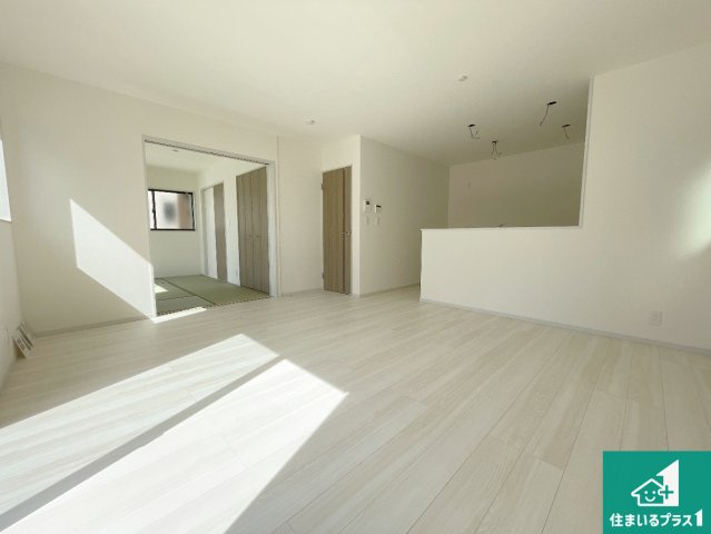 津市芸濃町椋本　第23期　新築一戸建ての居間・リビング|リビングと統一感があり、使い勝手のいいキッチン。広々としているので、二人並んで作業が出来ちゃいます。お子様と一緒に色々なお料理に挑戦できるスペースがあります。