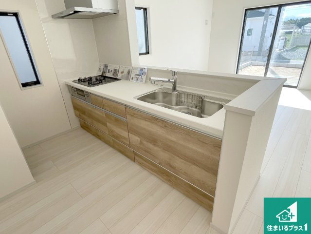 津市芸濃町椋本　第23期　新築一戸建てのキッチン|リビングと統一感があり、使い勝手のいいキッチン。広々としているので、二人並んで作業が出来ちゃいます。お子様と一緒に色々なお料理に挑戦できるスペースがあります。
