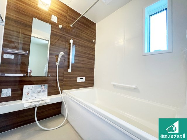 津市芸濃町椋本　第23期　新築一戸建ての浴室|足をゆったり伸ばして寛げる浴槽です。窓が設けられていますので差し込む光が明るく穏やかな雰囲気にしてくれます♪浴室乾燥機も設置しているので、雨の日の洗濯物も安心です♪

